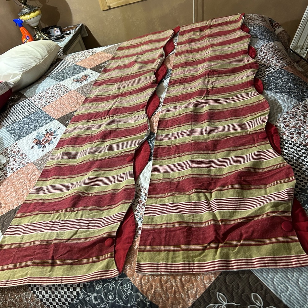 Elegant Striped Curtains in Red and Green